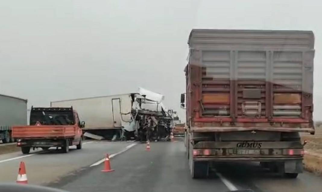 Konya'da TIR'lar çarpıştı! 3